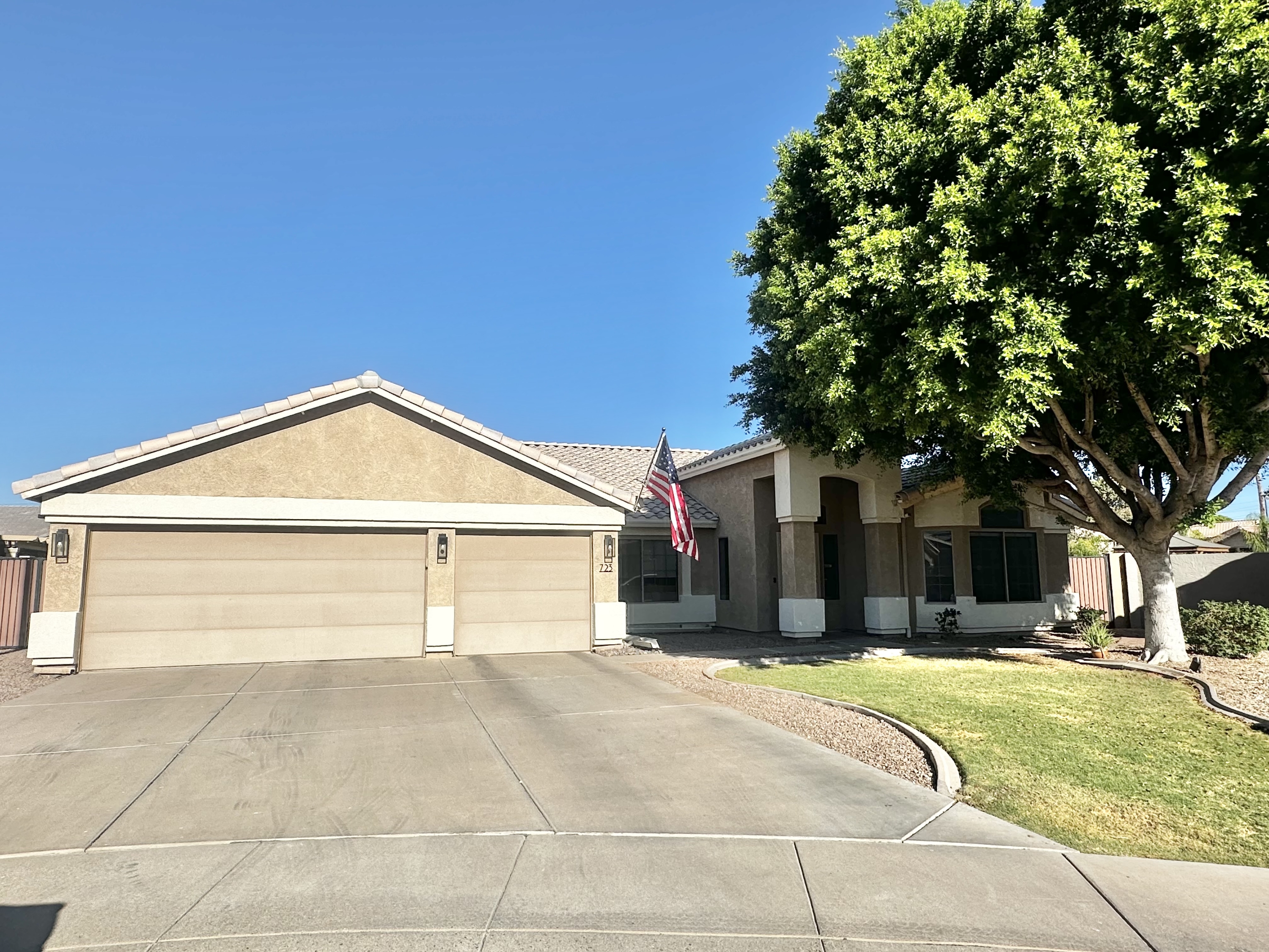 723 W Leah Ct